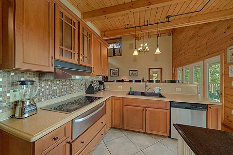 Large Kitchen with Modern Appliances - Northern View Lodge