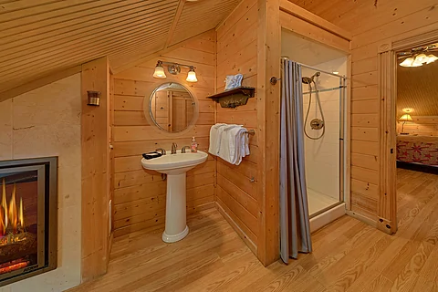Attached Full Bathroom - Northern View Lodge
