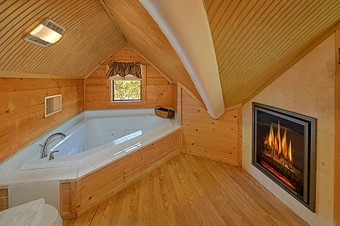 Full Bathroom with Indoor Jetted Tub - Northern View Lodge