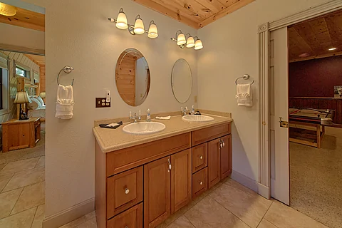 Shared Full Bathroom - Northern View Lodge