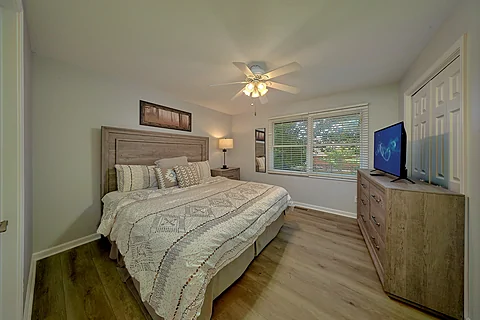 King Bedroom with TV and WiFi - Palmer's Place