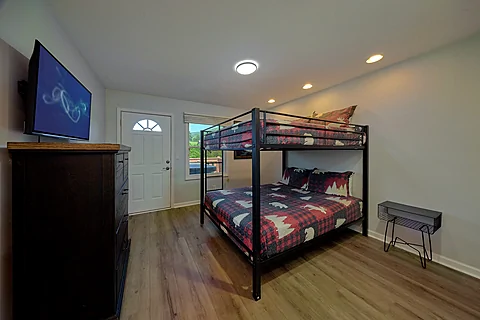 Queen over Queen Bunk Bed Room Sleeps 8 - Palmer's Place