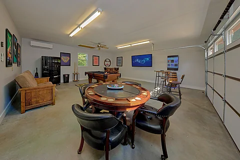 Spacious Game Room with Poker Table - Palmer's Place