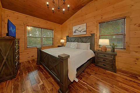 King Bed with Smart TV - Rainbow Valley Retreat