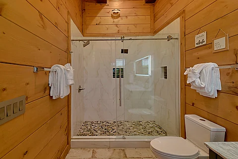 Beautiful Walk-In Shower - Rainbow Valley Retreat