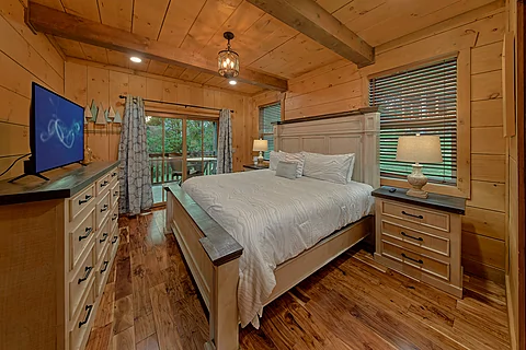 King Bedroom with Flat Screen TV - Rainbow Valley Retreat