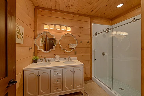 Full Shared Bathroom  - Rainbow Valley Retreat