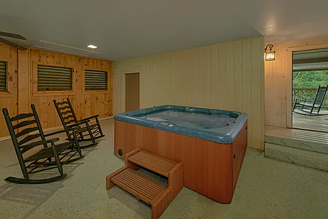 6 bedroom budget vacation rental with hot tub  - Relax Inn