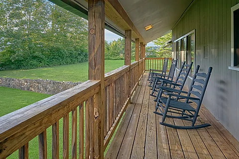 6 bedroom rental vacation home with flat yard - Relax Inn