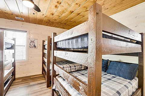 25 bedroom cabin with 8 sets of full bunkbeds - Rocky Top Lodge