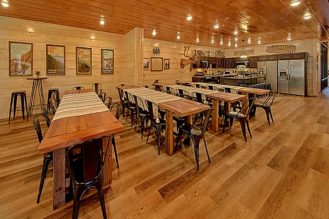 25 bedroom with spacious dining area - Rocky Top Lodge