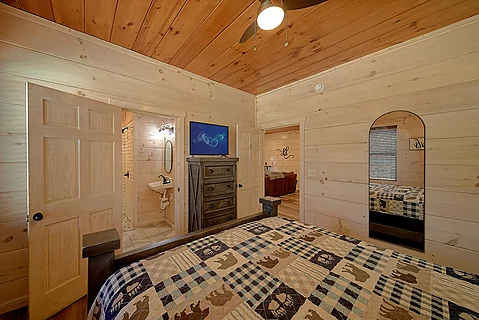 Spacious 25 bedroom cabin with 25 full bathrooms - Rocky Top Lodge