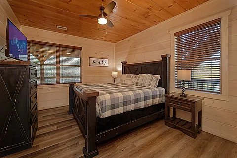 Spacious bedroom with king bed - Rocky Top Lodge