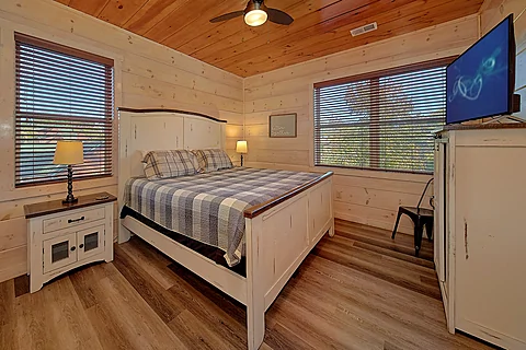 Spacious bedroom with king bed - Rocky Top Lodge