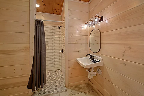Spacious walk in shower - Rocky Top Lodge
