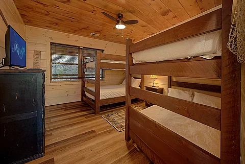 25 bedroom cabin with 8 sets of full bunk beds - Rocky Top Lodge
