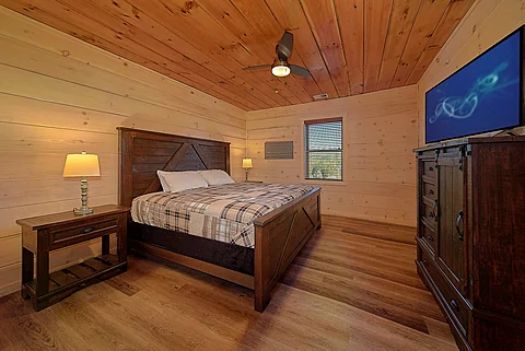 Spacious king bed and private bathroom - Rocky Top Lodge