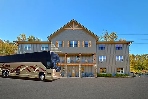 Rental cabin for 75 people with bus parking - Rocky Top Lodge