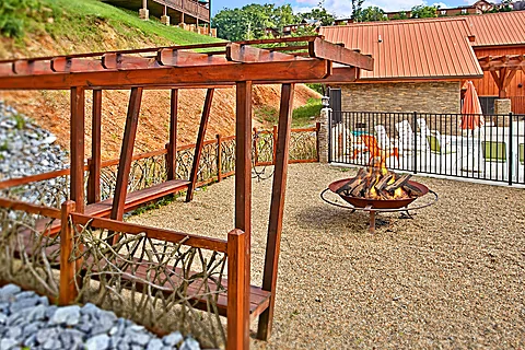 Group size cabin with Resort pool and Fire Pit - Rocky Top Lodge