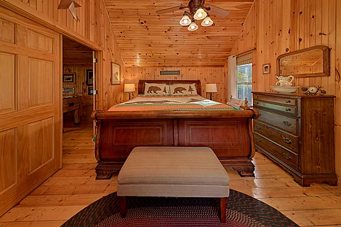 Honeymoon Cabin with King Bedroom Master Suite - Sky High Hobby Cabin
