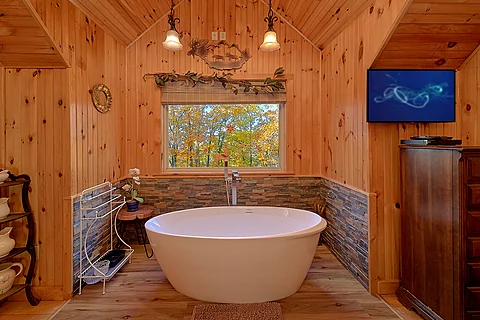 Master Bedroom with Soaking Tub - Sky High Hobby Cabin