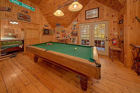 One Bedroom Cabin with Pool Table Sleeps 4 - Sky High Hobby Cabin