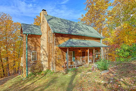 Sevierville One Bedroom Cabin with Hot Tub - Sky High Hobby Cabin