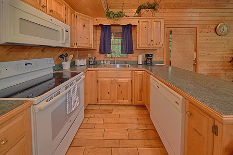 Full Kitchen in 1 Bedroom Cabin - Southern Charm