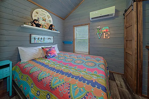 One Bedroom Tiny Home with Queen Bed Sleeps 6 - The Happy Shack