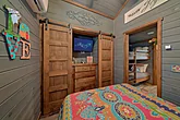 1 Bedroom Cabin in Wears Valley with Queen Bed
