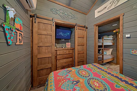 1 Bedroom Cabin in Wears Valley with Queen Bed - The Happy Shack