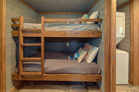 Spacious Tiny Home with Bunk Bed Sleeps 6 - The Happy Shack