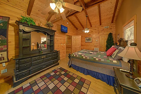 Three Bedroom Cabin with King Bed and TV - Timberwolf