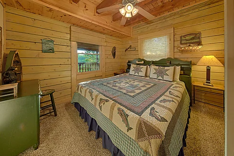Spacious King Bedroom Sleeps 8 - Timberwolf