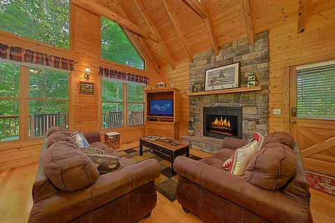 Spacious Living Room with Gas Fireplace - Tomahawk Lodge