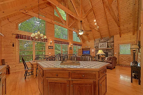 Large 3 Bedroom Cabin in Wears Valley Sleeps 8 - Tomahawk Lodge