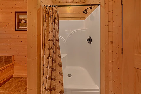 King Bedroom with Shower and Jacuzzi - Tomahawk Lodge