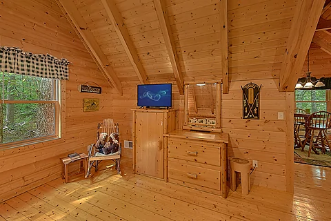 King Bedroom with TV and WiFi - Tomahawk Lodge