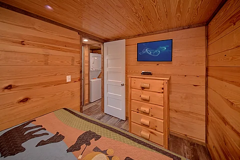 King Bedroom with Smart TV - Valley View Cottage