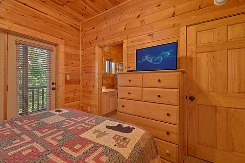 Queen Bed and Smart TV - Valley Vista