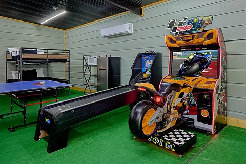 8 bedroom rental cabin with race car arcade game - Waldens Creek Oasis