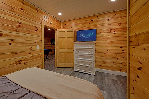 Luxury Group cabin rental that sleeps 28 - Waldens Creek Oasis