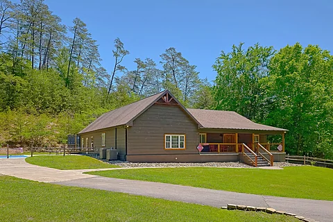 Wears Valley 8 bedroom cabin with flat parking - Waldens Creek Oasis