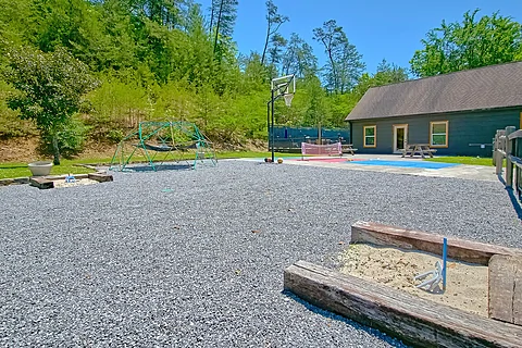 8 bedroom cabin with Horseshoes and basketball - Waldens Creek Oasis