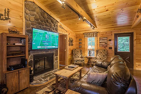Spacious 2 Bedroom Cabin with Gas Fireplace - Webb Creek Hideaway