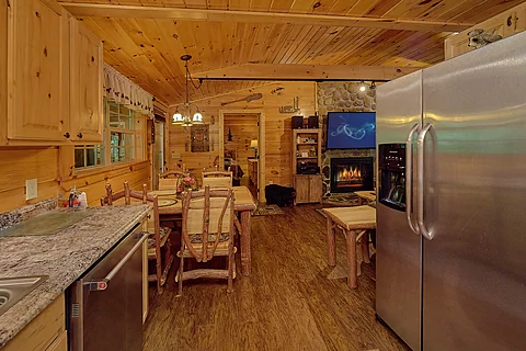 Two Bedroom Cabin with Fully Stocked Kitchen - Webb Creek Hideaway