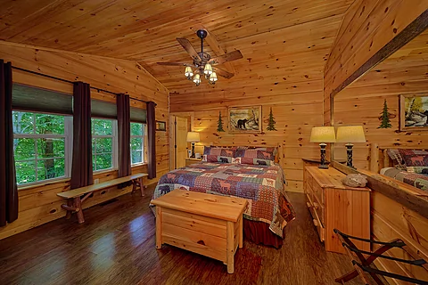 Large King Bedroom with WiFi Sleeps 6 - Webb Creek Hideaway