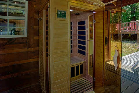 Peaceful 2 Bedroom Cabin with Sauna Sleeps 6 - Webb Creek Hideaway