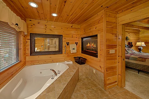 King Bedroom with Jacuzzi Tub - Wuzzy's Flophouse