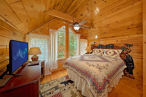 Queen Bedroom with TV Sleeps 6 - Wuzzy's Flophouse